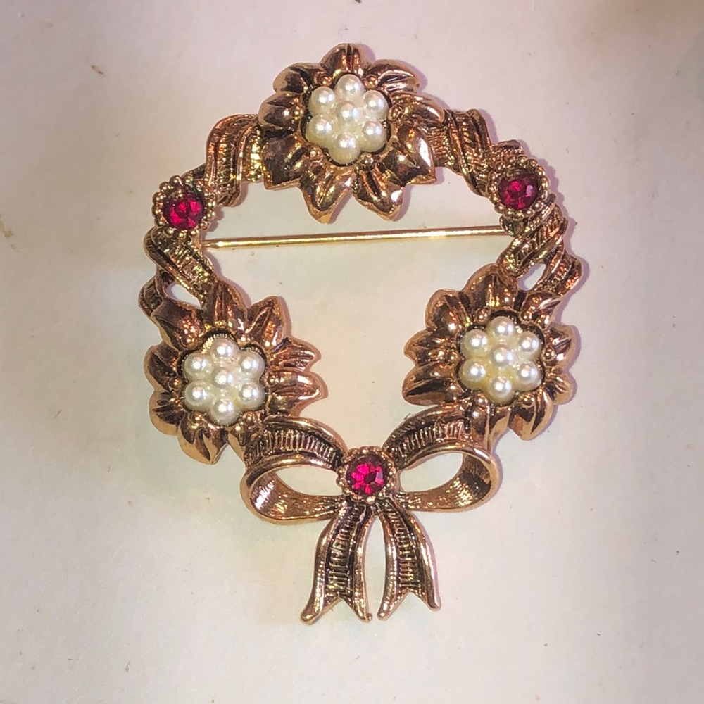 Avon Gold Tone Floral Faux Pearl Wreath Brooch with Red Accents